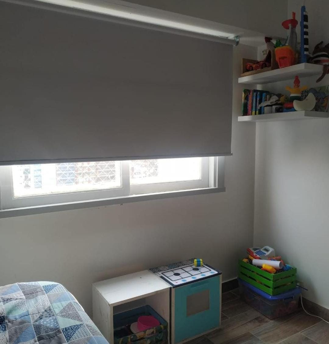 Cortinas roller en dormitorio